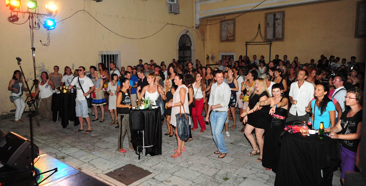 Zadar, 2.8.2013. snimio: Nenad Marčev 

Mario Huljev i
Dino Dvornik tribute band

Jurica Leikauff, klavijature, 
Marko Duvnjak, bubnjar, 
Alen Svetopetrić, bas gitara, 
Zoran Jex Jaeger, gitara,
Ivan Premelč, saksofon.


Dvorište Providurove palače