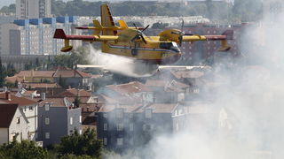 Zadar, 270810
Veliki pozar izbio je danas popodne u Zadru na podrucju izmedju kvarta Bili brig i put Bokanjca. Vatrogasci su i dalje na terenu te se bore sa vatrom da ne dodje do obliznjih kuca.
Foto: Jure Miskovic / CROPIX