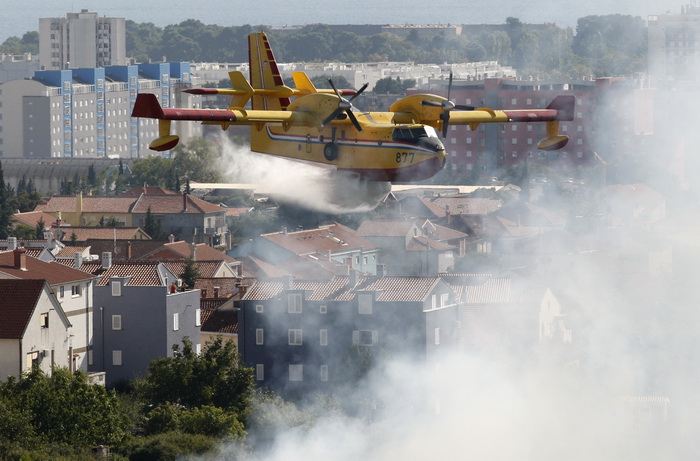 Zadar, 270810
Veliki pozar izbio je danas popodne u Zadru na podrucju izmedju kvarta Bili brig i put Bokanjca. Vatrogasci su i dalje na terenu te se bore sa vatrom da ne dodje do obliznjih kuca.
Foto: Jure Miskovic / CROPIX