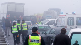 Zagreb, 161111.
Zagrebacka obilaznica, smjer istok, na mostu prije cvora Ivanja Reka, u jutrosnjoj magli oko 7 i 30 sati , sudarilo se dvadesetak automobila, a ozlijedjeno je vise osoba.
Foto: Goran Mehkek / Cropix