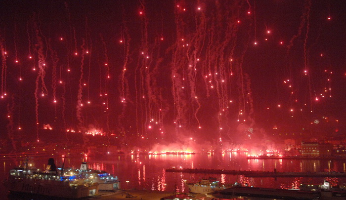 Split 130111.
Ponocna bakljada povodom 100 rodjendana Hajduka.
fotoFedja Klaric / CROPIX Split 130111.
Ponocna bakljada povodom 100 rodjendana Hajduka.
fotoFedja Klaric / CROPIX