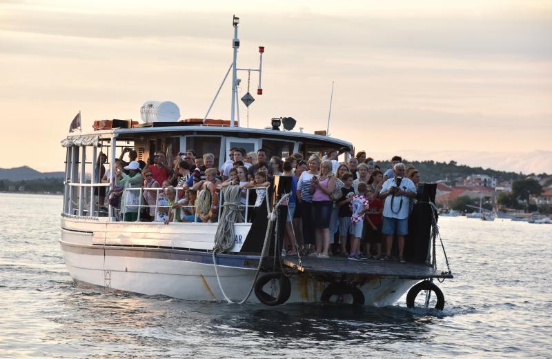 Krapanj: Održana tradicionalna ženska regata gajeta na vesla. Photo: Hrvoje Jelavić/PIXSELL Krapanj: Održana tradicionalna ženska regata gajeta na vesla. Photo: Hrvoje Jelavić/PIXSELL