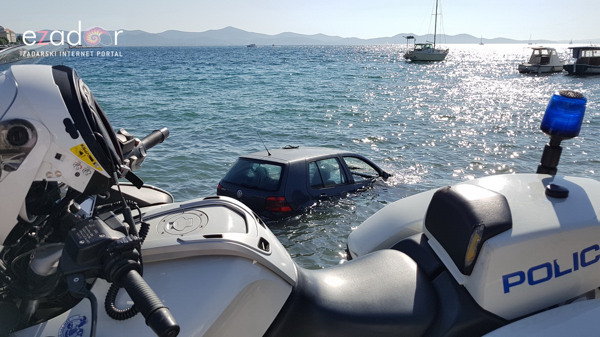 Divljao golfom po Brodarici pa završio u moru kod HAZU-a Divljao golfom po Brodarici pa završio u moru kod HAZU-a