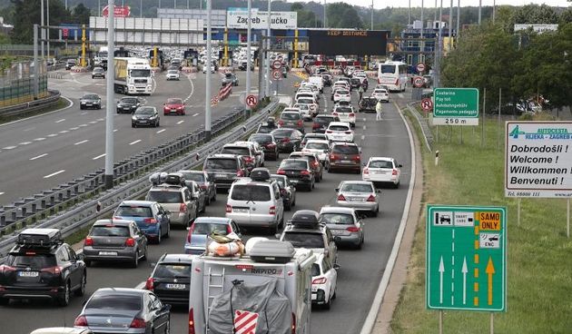 Kolona vozila pred naplatnom postajom Lučko