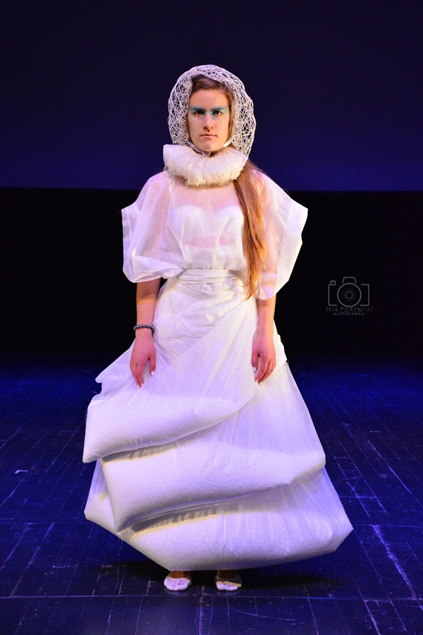 Dragon teatar- “POE – Nikad više”, foto: Iva Perinčić Dragon teatar- “POE – Nikad više”, foto: Iva Perinčić