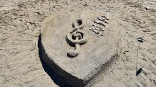 Uz vodstvo kipara mentora na plažama su djeca i odrasli gradili poznate ninske crkvice, glagoljaške natpise i druge figure