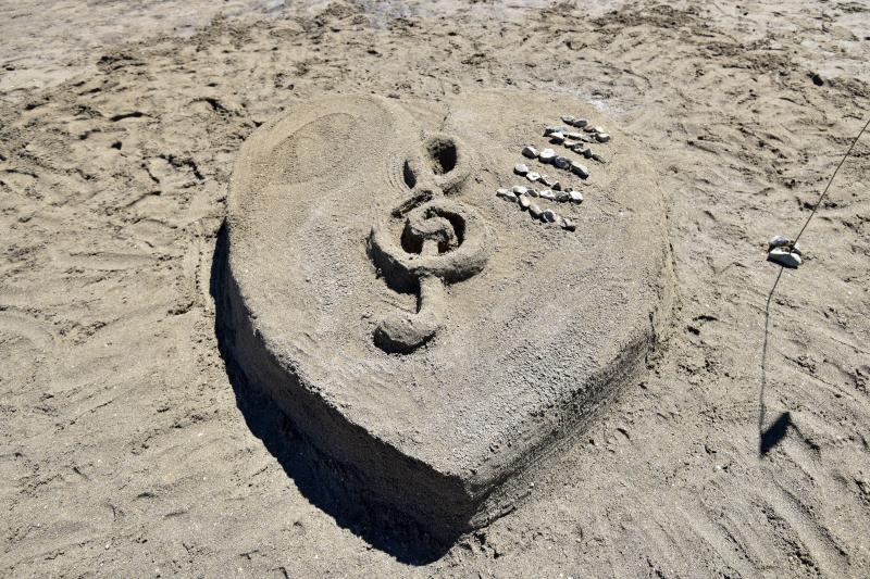 Uz vodstvo kipara mentora na plažama su djeca i odrasli gradili poznate ninske crkvice, glagoljaške natpise i druge figure