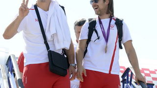London, 130812.
Na povratku iz Londona sa Olimpijskih Igara, vecina hrvatskih sportasa se vraca avionskim letom Croatie Airlinesa za Zagreb.
Na fotografiji: rukometasi Denis Buntic i Ivan Cupic.
Foto: Drago Sopta / CROPIX London, 130812.
Na povratku iz Londona sa Olimpijskih Igara, vecina hrvatskih sportasa se vraca avionskim letom Croatie Airlinesa za Zagreb.
Na fotografiji: rukometasi Denis Buntic i Ivan Cupic.
Foto: Drago Sopta / CROPIX
