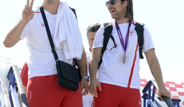 London, 130812.
Na povratku iz Londona sa Olimpijskih Igara, vecina hrvatskih sportasa se vraca avionskim letom Croatie Airlinesa za Zagreb.
Na fotografiji: rukometasi Denis Buntic i Ivan Cupic.
Foto: Drago Sopta / CROPIX