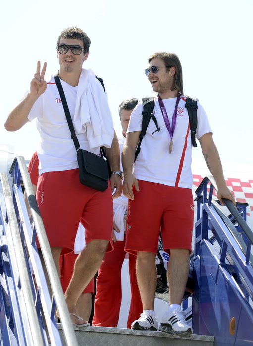 London, 130812.
Na povratku iz Londona sa Olimpijskih Igara, vecina hrvatskih sportasa se vraca avionskim letom Croatie Airlinesa za Zagreb.
Na fotografiji: rukometasi Denis Buntic i Ivan Cupic.
Foto: Drago Sopta / CROPIX London, 130812.
Na povratku iz Londona sa Olimpijskih Igara, vecina hrvatskih sportasa se vraca avionskim letom Croatie Airlinesa za Zagreb.
Na fotografiji: rukometasi Denis Buntic i Ivan Cupic.
Foto: Drago Sopta / CROPIX
