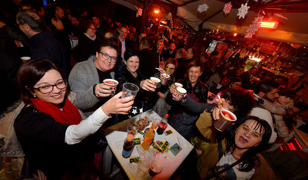 Deset tisuća posjetitelja uživalo u otvorenju Adventa u Zadru- koncertu Ivana Zaka i vatrometu