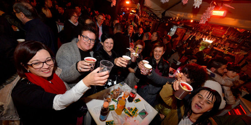 Deset tisuća posjetitelja uživalo u otvorenju Adventa u Zadru- koncertu Ivana Zaka i vatrometu