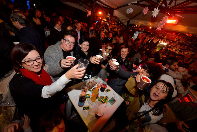 Deset tisuća posjetitelja uživalo u otvorenju Adventa u Zadru- koncertu Ivana Zaka i vatrometu