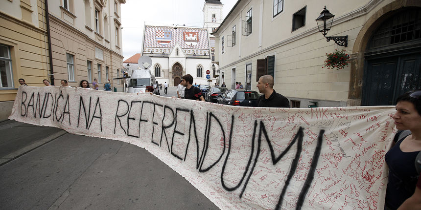 Izvanredna sjednica gradske skupstine povodom prosvjeda i uhicenja gradjana koji su protestirali protiv rekonstrukcije Varsavske ulice i izgradnje HOTO centra. Na slici prosvjednici ispred gradske skupstine s transparentom Bandic na referendum. Foto: Drag Izvanredna sjednica gradske skupstine povodom prosvjeda i uhicenja gradjana koji su protestirali protiv rekonstrukcije Varsavske ulice i izgradnje HOTO centra. Na slici prosvjednici ispred gradske skupstine s transparentom Bandic na referendum. Foto: Drag