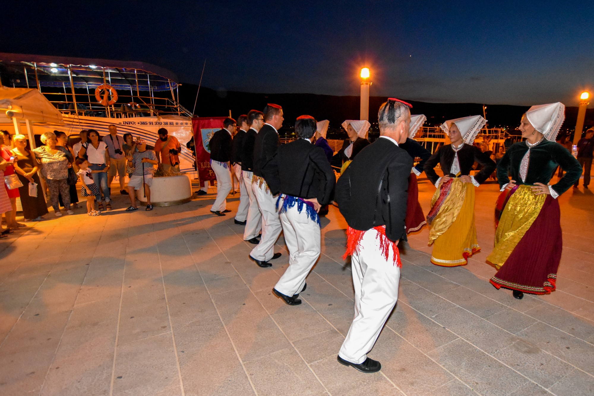 Etno večer s KUD Družina u Pagu Etno večer s KUD Družina u Pagu