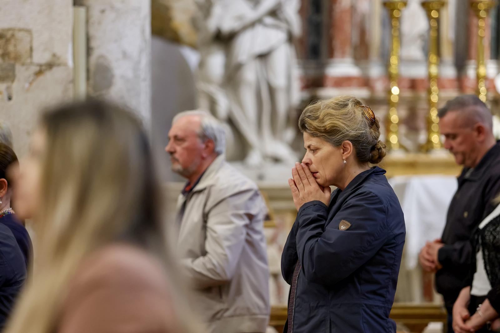 Nadbiskup Milan Zgrablić predvodio misu zadušnicu za Papu Franju Nadbiskup Milan Zgrablić predvodio misu zadušnicu za Papu Franju