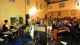 Zadar, 2.8.2013. snimio: Nenad Marčev 

Mario Huljev i
Dino Dvornik tribute band

Jurica Leikauff, klavijature, 
Marko Duvnjak, bubnjar, 
Alen Svetopetrić, bas gitara, 
Zoran Jex Jaeger, gitara,
Ivan Premelč, saksofon.


Dvorište Providurove palače