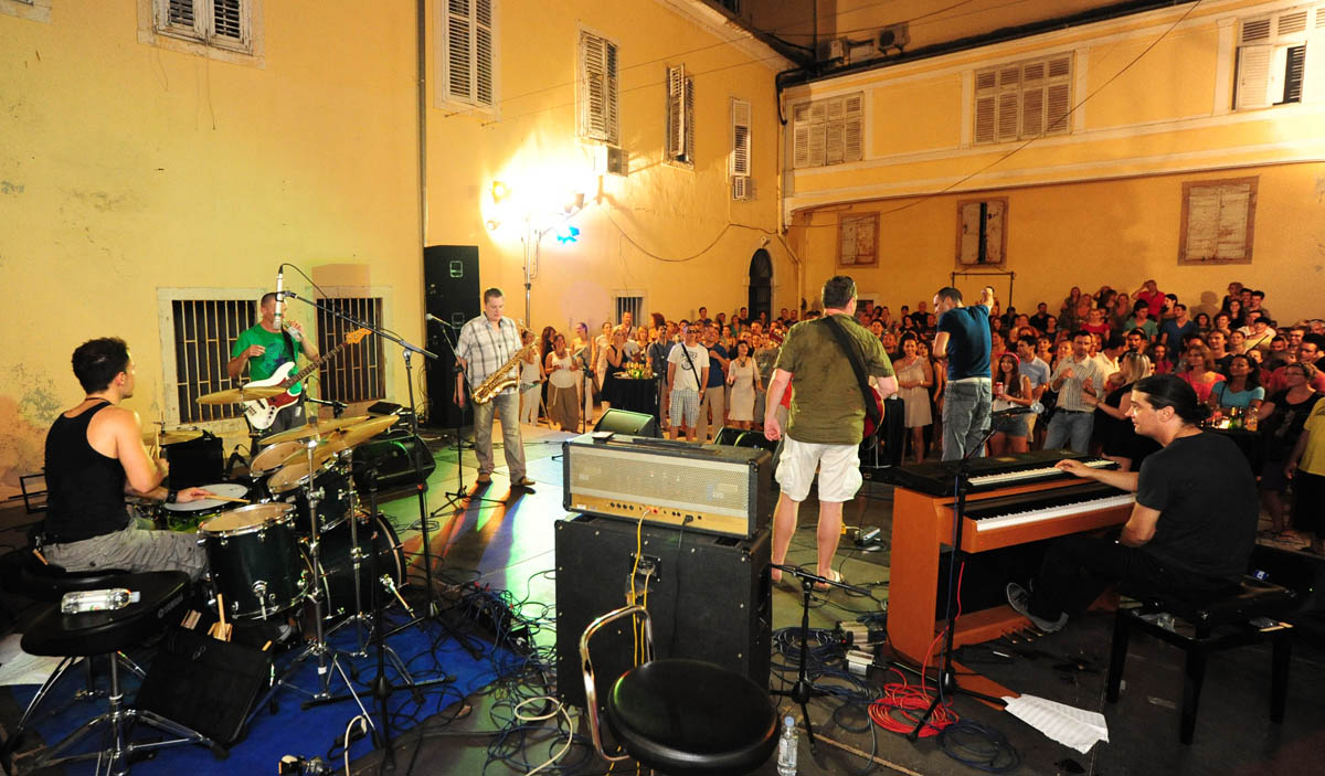 Zadar, 2.8.2013. snimio: Nenad Marčev 

Mario Huljev i
Dino Dvornik tribute band

Jurica Leikauff, klavijature, 
Marko Duvnjak, bubnjar, 
Alen Svetopetrić, bas gitara, 
Zoran Jex Jaeger, gitara,
Ivan Premelč, saksofon.


Dvorište Providurove palače