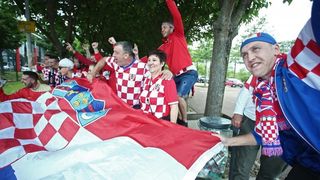 Hrvatski navijači okupirali Saint-Etienne pred utakmicu između Hrvatske i Češke. Photo: Sanjin Strukić/PIXSELL