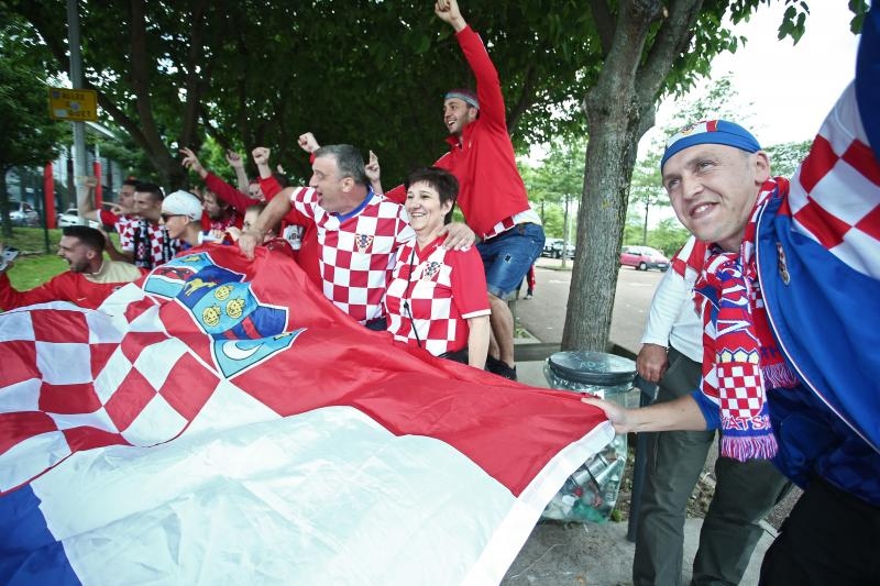 Hrvatski navijači okupirali Saint-Etienne pred utakmicu između Hrvatske i Češke. Photo: Sanjin Strukić/PIXSELL