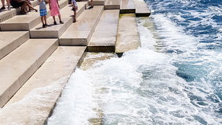 Guštanje u valovima i glazbi Morskih orgulja, a sliku je upotpunio jedrenjak Club Med 2. Foto: Mladen Malik Guštanje u valovima i glazbi Morskih orgulja, a sliku je upotpunio jedrenjak Club Med 2. Foto: Mladen Malik