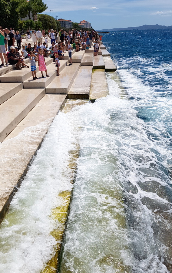 Guštanje u valovima i glazbi Morskih orgulja, a sliku je upotpunio jedrenjak Club Med 2. Foto: Mladen Malik Guštanje u valovima i glazbi Morskih orgulja, a sliku je upotpunio jedrenjak Club Med 2. Foto: Mladen Malik