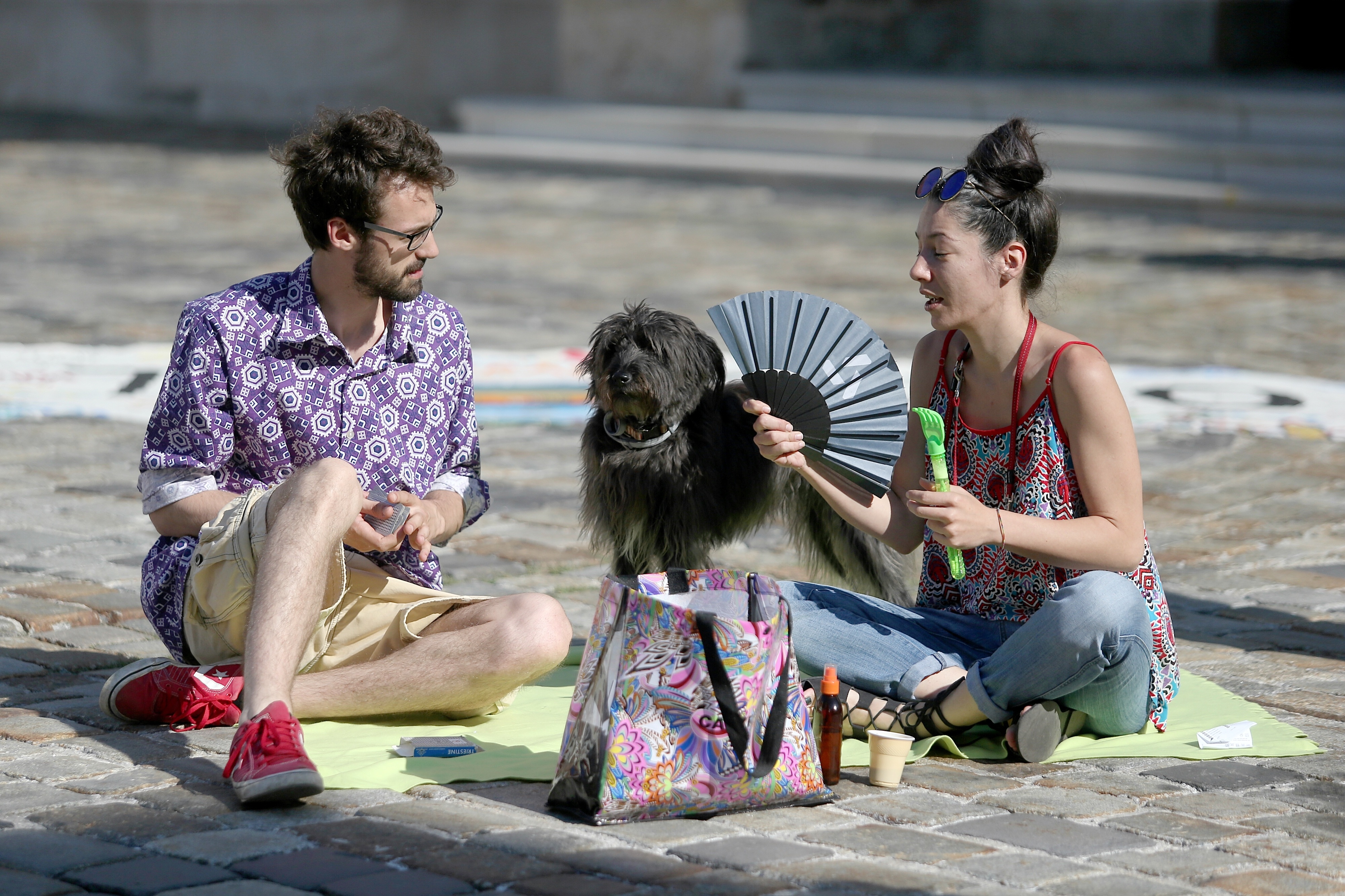 Otočani Markov trg pretvorili u plažu Otočani Markov trg pretvorili u plažu