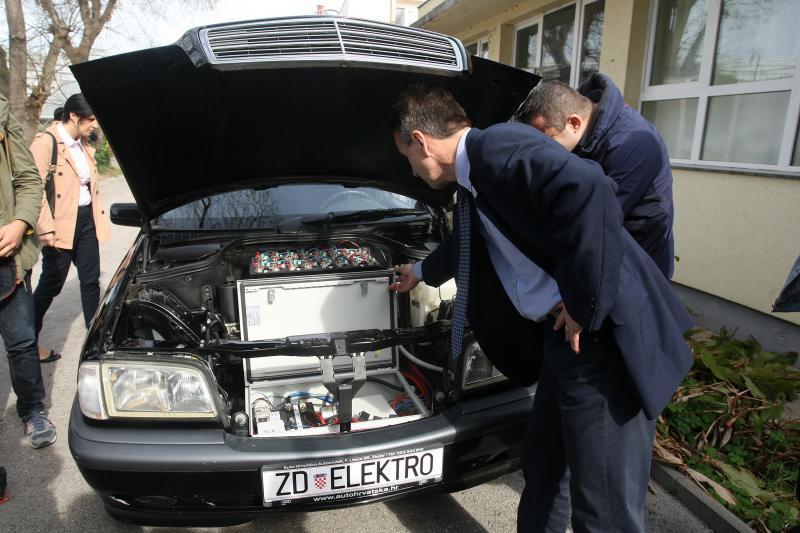 03.04.2014., Zadar – U Solarnom centru na Putu Murvice prezentirano je vozilo koje pokrece iskljucivo elektricna energija. Automobil su u cetiri mjeseca rada napravili ucenici Strukovne skole Vice Vlatkovica Valentino Raspovic, Andjelo Pastuovic i Toni 03.04.2014., Zadar – U Solarnom centru na Putu Murvice prezentirano je vozilo koje pokrece iskljucivo elektricna energija. Automobil su u cetiri mjeseca rada napravili ucenici Strukovne skole Vice Vlatkovica Valentino Raspovic, Andjelo Pastuovic i Toni