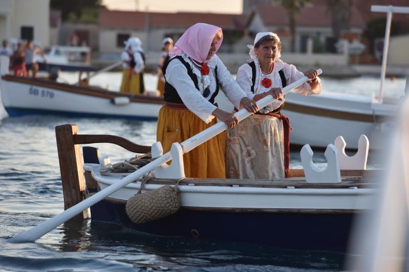 Tradicionalna ženska regata gajeta na vesla u Krapnju
