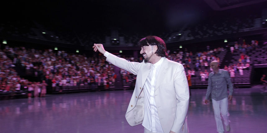 Spaladium arena. Projekcija filma “Prijateljstvo- nitima bozjim povezano” redatelja Jakova Sedlara. Nakon projekcije filma publici se obratio i Zlatko Sudac koji je sa Ivanom Puljicem i Majom Blagdan otpjevao nekoliko pjesama. Na besplatnoj projekciji sak Spaladium arena. Projekcija filma “Prijateljstvo- nitima bozjim povezano” redatelja Jakova Sedlara. Nakon projekcije filma publici se obratio i Zlatko Sudac koji je sa Ivanom Puljicem i Majom Blagdan otpjevao nekoliko pjesama. Na besplatnoj projekciji sak