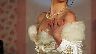 Skopje, Makedonija, 301010.
Sinoc je poceo ‘fashion weekend’ u Skopju. Na otvaranju
‘fashion weekend’-a revijom se predstavila poznata makedonska dizajnerica Elena Luka.
Na slici: lijepe manekenke su nosile modele u baroknom stilu.
Foto: Maja Zlatevska / Skopje, Makedonija, 301010.
Sinoc je poceo ‘fashion weekend’ u Skopju. Na otvaranju
‘fashion weekend’-a revijom se predstavila poznata makedonska dizajnerica Elena Luka.
Na slici: lijepe manekenke su nosile modele u baroknom stilu.
Foto: Maja Zlatevska /