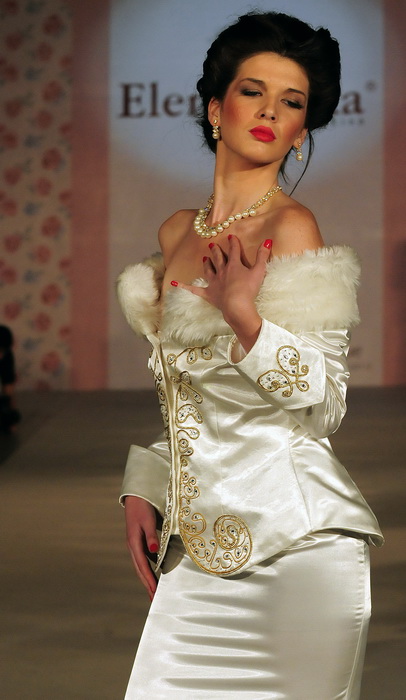 Skopje, Makedonija, 301010.
Sinoc je poceo ‘fashion weekend’ u Skopju. Na otvaranju
‘fashion weekend’-a revijom se predstavila poznata makedonska dizajnerica Elena Luka.
Na slici: lijepe manekenke su nosile modele u baroknom stilu.
Foto: Maja Zlatevska / Skopje, Makedonija, 301010.
Sinoc je poceo ‘fashion weekend’ u Skopju. Na otvaranju
‘fashion weekend’-a revijom se predstavila poznata makedonska dizajnerica Elena Luka.
Na slici: lijepe manekenke su nosile modele u baroknom stilu.
Foto: Maja Zlatevska /