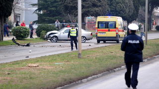 Zadar, 130211.
Jutros oko 10. sati u ulici Ante Starcevica – Bulevar dogodila se prometna nesreca u kojo su sudjelovali osobni automobil marke Opel Corsa i Marcedes. 
Na slici: Ocevid je jos u tjeku.
Foto: Andrija Lucic / CROPIX