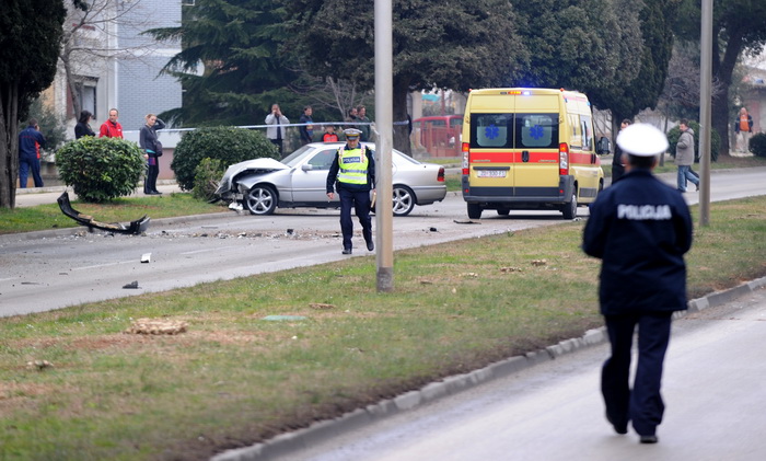Zadar, 130211.
Jutros oko 10. sati u ulici Ante Starcevica – Bulevar dogodila se prometna nesreca u kojo su sudjelovali osobni automobil marke Opel Corsa i Marcedes. 
Na slici: Ocevid je jos u tjeku.
Foto: Andrija Lucic / CROPIX