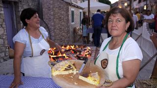 28.07.2013., Benkovac – Benkovacki prisnac je vec odavno puno vise od obicnog jela, autohtona delicija Bukovice i Ravnih kotara, jednostavna, a opet tako dobra. Stoljecima se sprema na ovim prostorima i jedno je od najprepoznatljivijih jela ovoga kraja. 28.07.2013., Benkovac – Benkovacki prisnac je vec odavno puno vise od obicnog jela, autohtona delicija Bukovice i Ravnih kotara, jednostavna, a opet tako dobra. Stoljecima se sprema na ovim prostorima i jedno je od najprepoznatljivijih jela ovoga kraja.