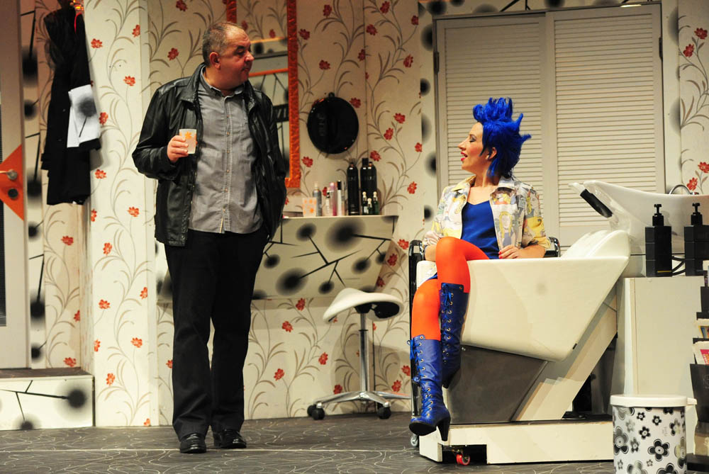 Zadar, 4.12.2012. snimio: Nenad Marčev
Zagrebačko gradsko kazalište Komedija
Paul Pörtner
Čisto ludilo
redateljica: Nina Kleflin
igraju: Vid Balog, Nina Kaić Madić,
Igor Mešin, Damir Lončar, Saša Buneta,
Jasna Palić Picukarić
Velika dv Zadar, 4.12.2012. snimio: Nenad Marčev
Zagrebačko gradsko kazalište Komedija
Paul Pörtner
Čisto ludilo
redateljica: Nina Kleflin
igraju: Vid Balog, Nina Kaić Madić,
Igor Mešin, Damir Lončar, Saša Buneta,
Jasna Palić Picukarić
Velika dv