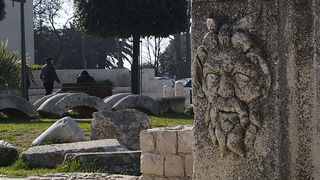 prikaz glave u reljefu na ulomku iz rimskog perioda