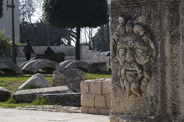 prikaz glave u reljefu na ulomku iz rimskog perioda