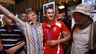 Vukovina, 07.08.12.
Kafic Gord.
Rodbina i prijatelji priredili su docek Giovanniju Cernogorzu u kaficu Gord u kojem se okupljaju clanovi njegovog streljackog kluba. Uz zivu glazbu i domjenak cestitali su mu na osvojenoj zlatnoj medalji u streljastvu u Lon