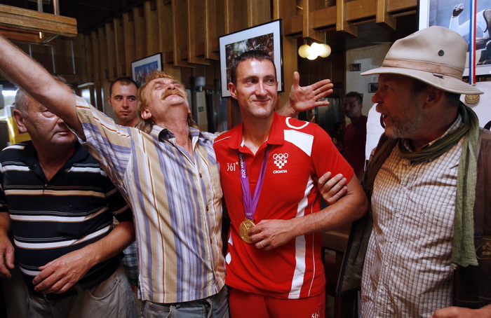 Vukovina, 07.08.12.
Kafic Gord.
Rodbina i prijatelji priredili su docek Giovanniju Cernogorzu u kaficu Gord u kojem se okupljaju clanovi njegovog streljackog kluba. Uz zivu glazbu i domjenak cestitali su mu na osvojenoj zlatnoj medalji u streljastvu u Lon