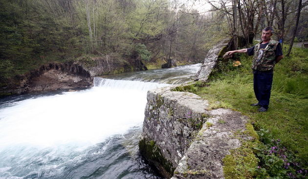 Grobnik, Valici, 210413.
Danas oko 12:30 pronadjena su tijela dvojice muskaraca na Rjecini na podrucju jezera Valici na Grobniku. O pronalasku jednog tijela policiju je obavjestio setac, potom je pronadjeno i drugo tijelo te sportski camac. Navodno je rij