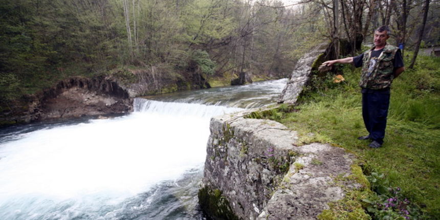 Grobnik, Valici, 210413.
Danas oko 12:30 pronadjena su tijela dvojice muskaraca na Rjecini na podrucju jezera Valici na Grobniku. O pronalasku jednog tijela policiju je obavjestio setac, potom je pronadjeno i drugo tijelo te sportski camac. Navodno je rij