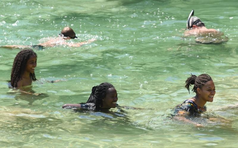 Paklene vrucine i visoke temperature natjerali su domace i strane goste da osvjzenje potraze u NP Krka. Photo: Hrvoje Jelavic/PIXSELL