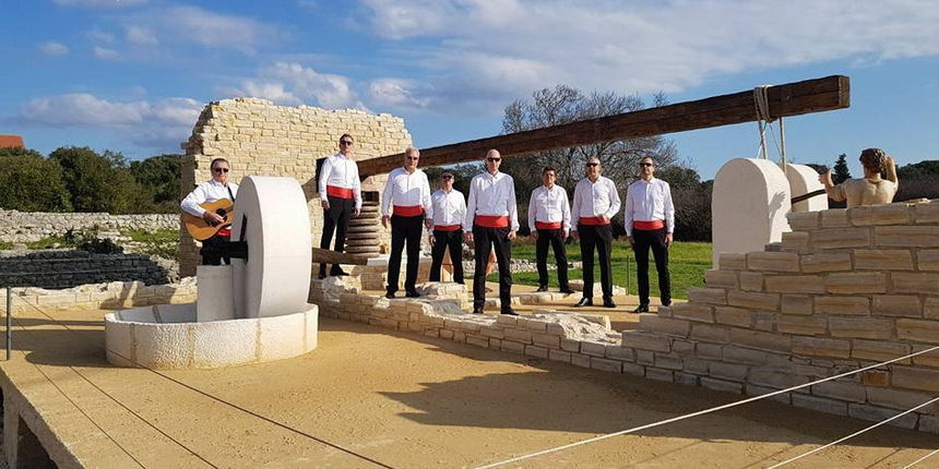 Košarkaški veterani otoka Ugljana snimili spot za svoju prvu pjesmu “Ona te neće čuti” Košarkaški veterani otoka Ugljana snimili spot za svoju prvu pjesmu “Ona te neće čuti”