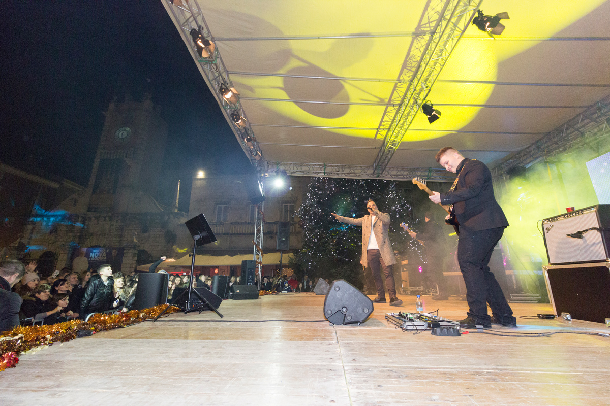 Doček 2017: Najluđa noć na zadarskom Poluotoku privukla više tisuća Zadrana i gostiju Doček 2017: Najluđa noć na zadarskom Poluotoku privukla više tisuća Zadrana i gostiju