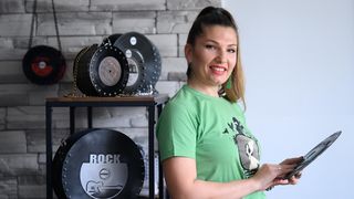 Miljana Jovičić proizvodi torbice od starih gramofonskih ploča