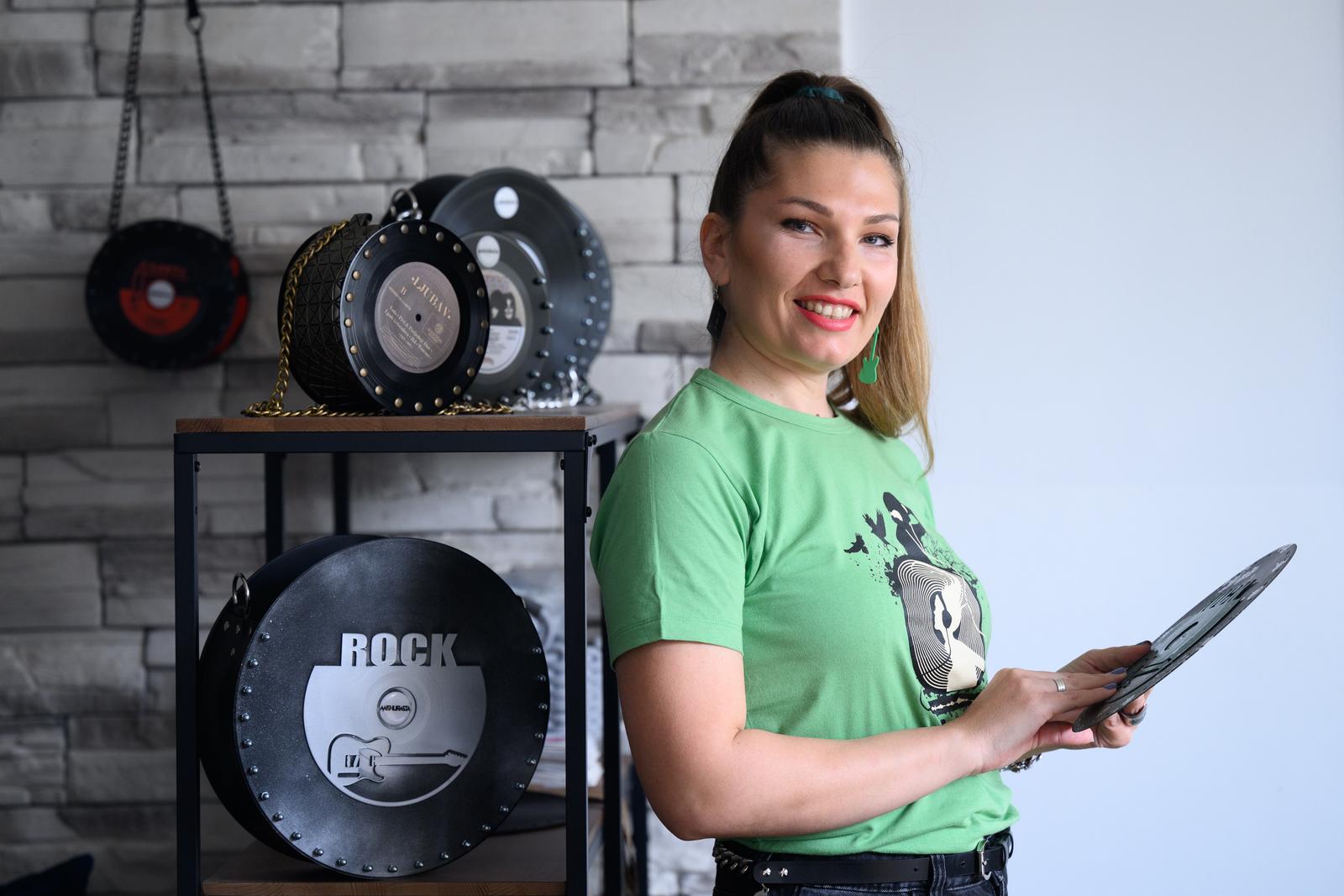 Miljana Jovičić proizvodi torbice od starih gramofonskih ploča