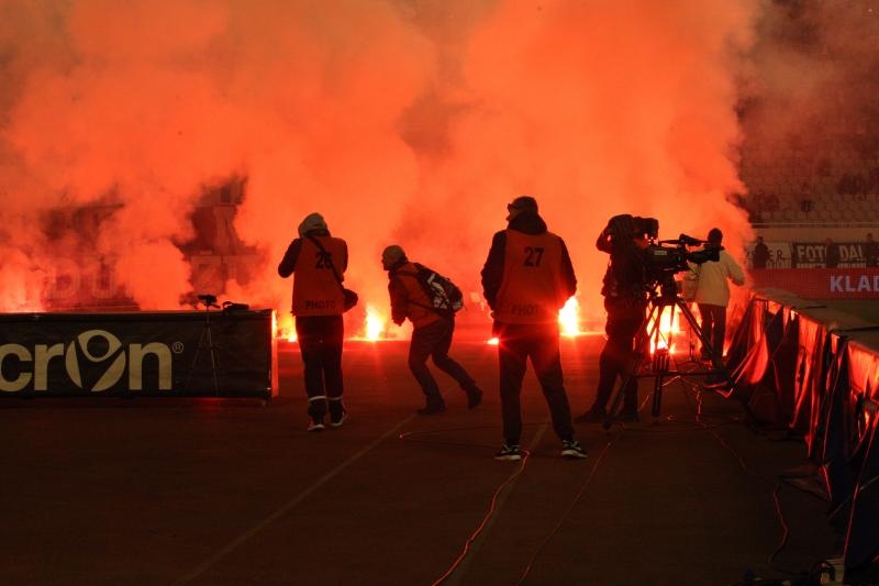 Bakljada i neredi na utakmici Hajduk – Dinamo