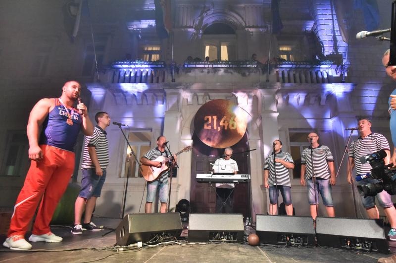 Svečani doček brončanog Stipe Žunića na Narodnom trgu