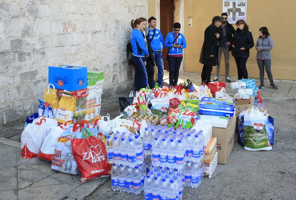 Zadarski sportaši i sportski novinari velikog srca napunili Socijalnu samoposlugu Zadarski sportaši i sportski novinari velikog srca napunili Socijalnu samoposlugu